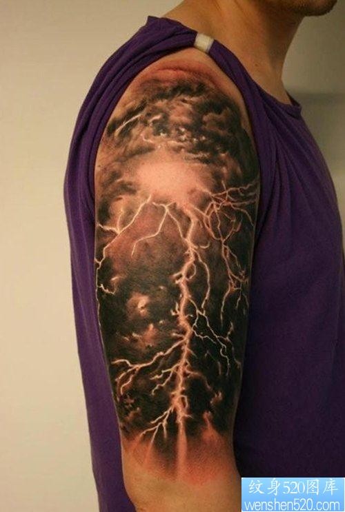 男性手臂超酷的乌云闪电纹身图片