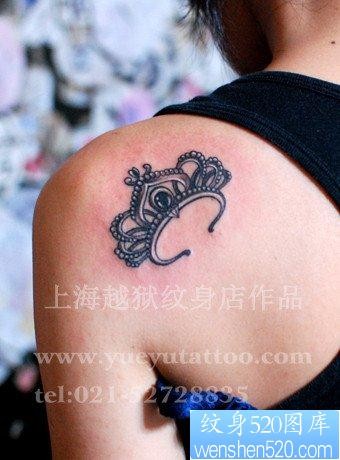 女人肩背好看的王冠纹身图片