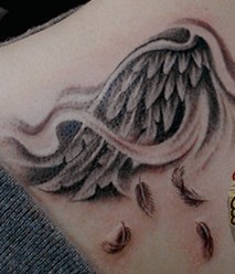 女士背部折翼翅膀的纹身图案
