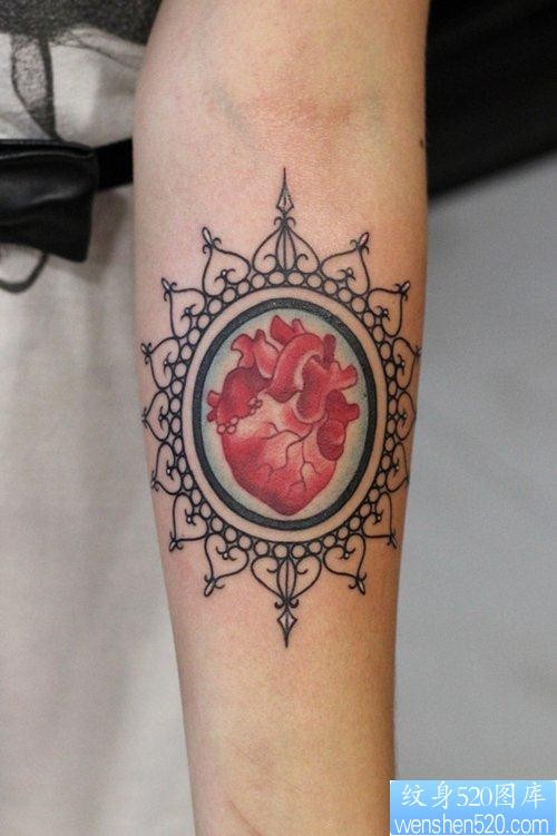 女人手臂好看的一张彩色心脏纹身图片