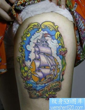 女孩子腿部一张帆船纹身图片