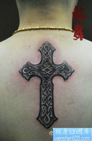 男性背部经典好看的十字架纹身图片