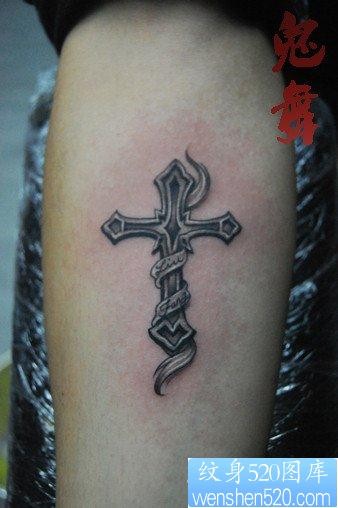 小手臂内侧一张十字架纹身图片