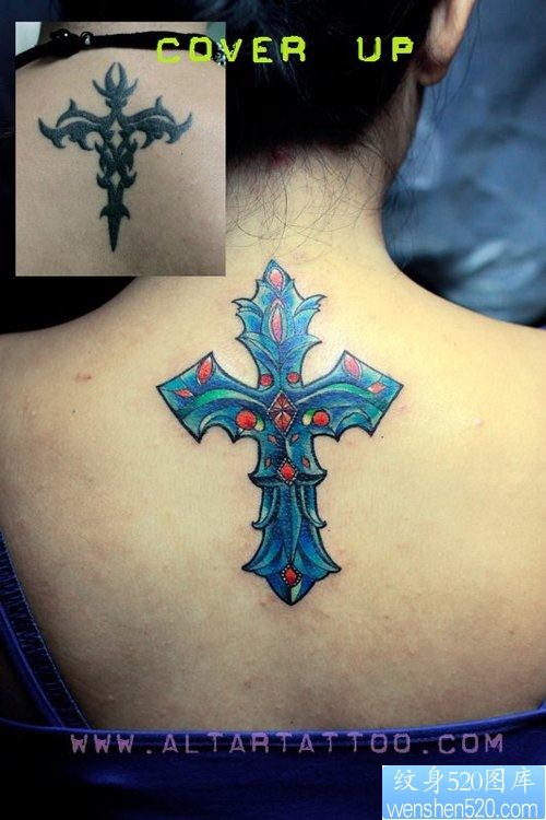 背部好看的彩色十字架纹身图片