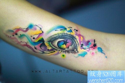 手臂漂亮的彩色眼睛纹身图片
