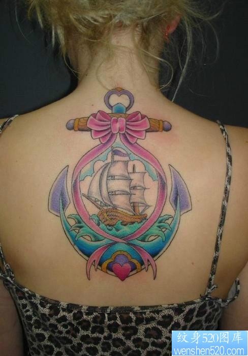 女人背部漂亮的彩色船锚纹身图片