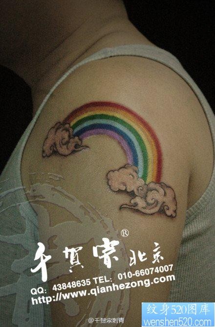男性手臂好看的彩色彩虹纹身图片