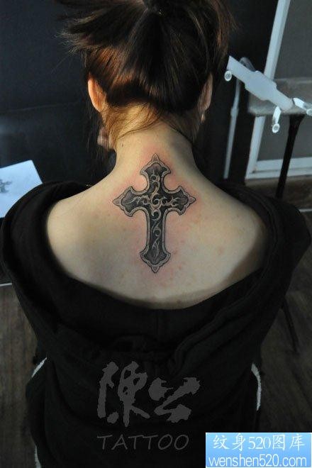 女人颈部好看帅气的十字架纹身图片