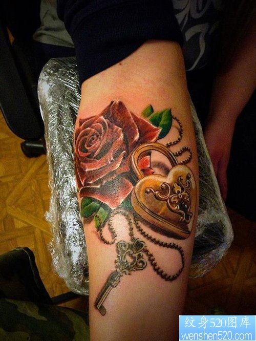 手臂唯美流行的彩色玫瑰花与爱心锁纹身图片
