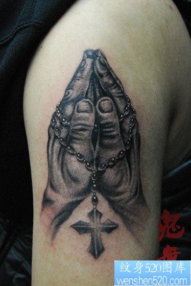 男生手臂流行精美的祈祷之手纹身图片