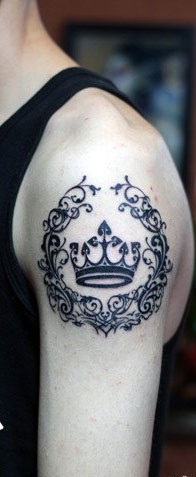 男性手臂唯美经典的黑灰皇冠纹身图片