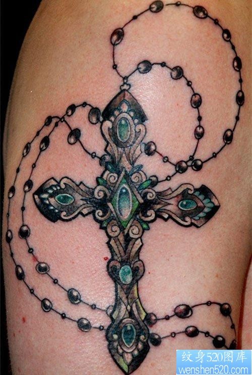 手臂精美的十字架纹身图片