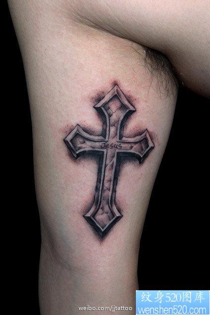 男生手臂内侧经典的十字架纹身图片