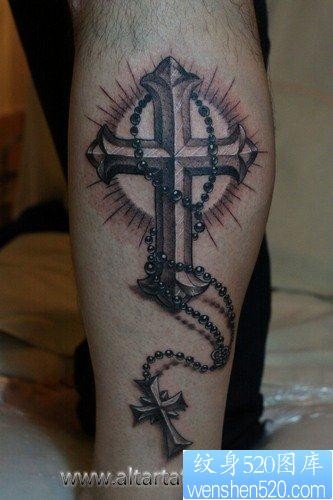 男生腿部经典的十字架与项链纹身图片