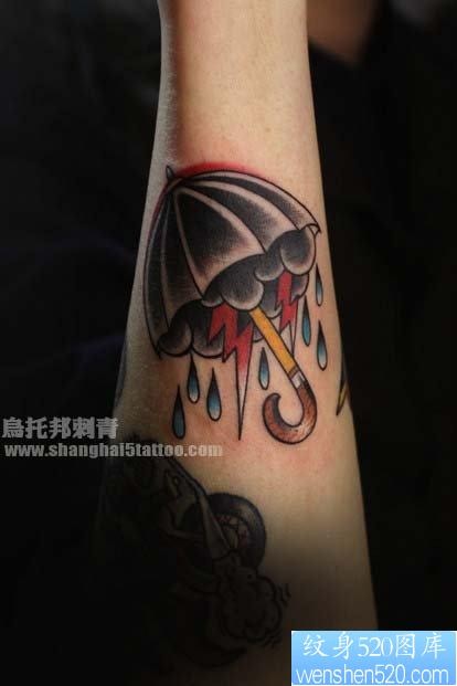 手臂流行精美的小雨伞纹身图片