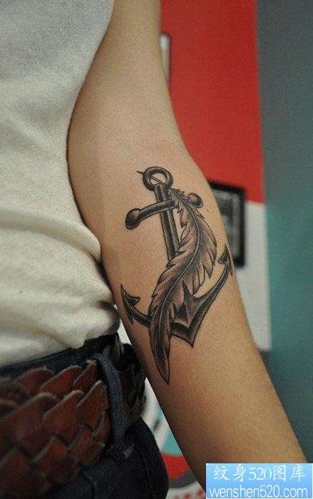 女人手臂唯美的船锚与羽毛纹身图片