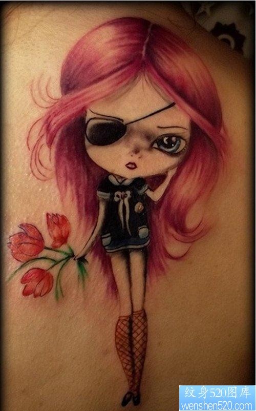 一张女人背部欧美娃娃纹身图片