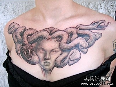 一张女人前胸经典超酷的美杜莎纹身图片