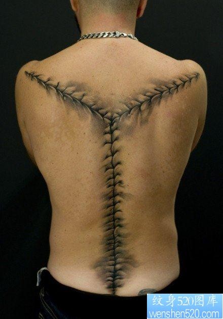 一张男生背部缝针的纹身图片