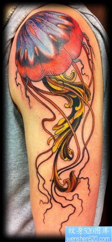 手臂漂亮流行的一张水母纹身图片