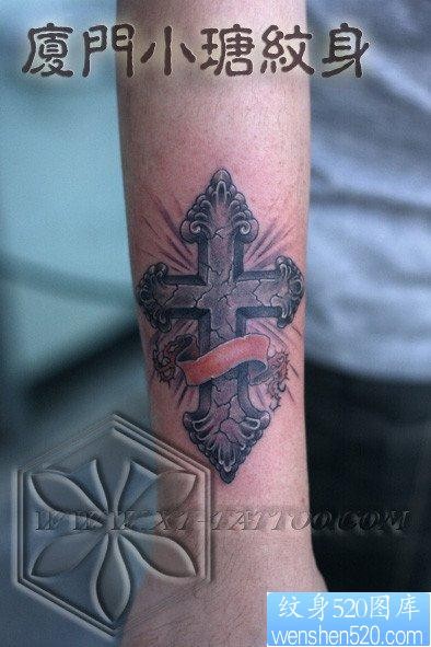 手臂前卫经典的石雕十字架纹身图片
