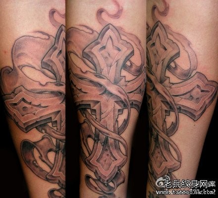 腿部前卫经典的欧美十字架纹身图片