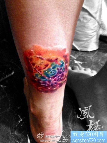 腿部漂亮的彩色星空小星球纹身图片