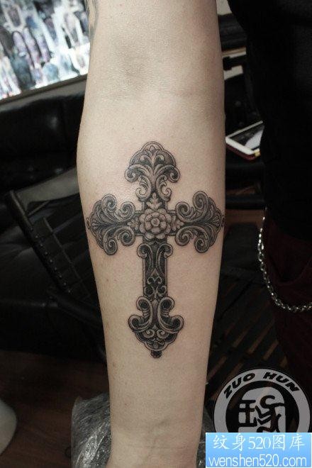 手臂前卫经典的欧式十字架纹身图片