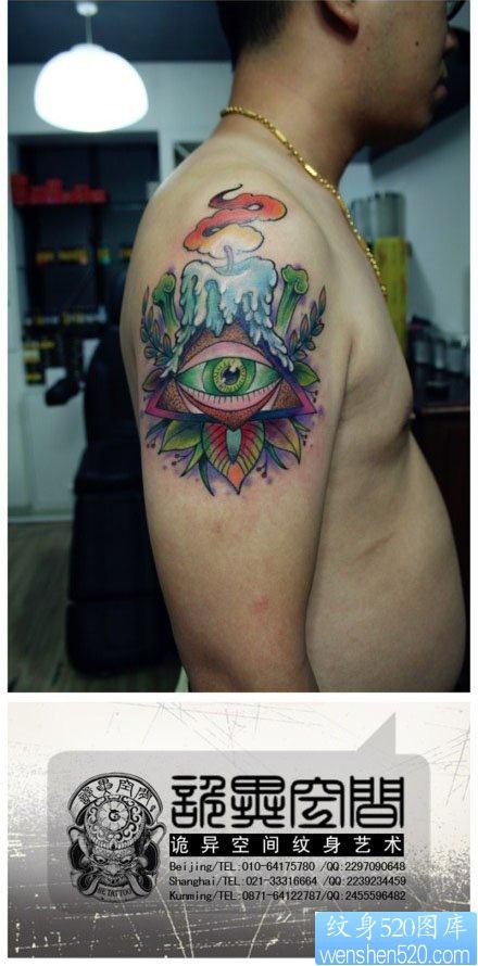 手部前卫流行的一张全视之眼纹身图片