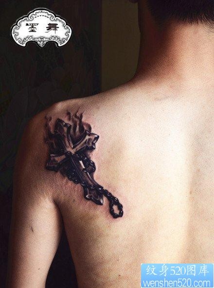 男性肩膀处经典时尚的十字架纹身图片