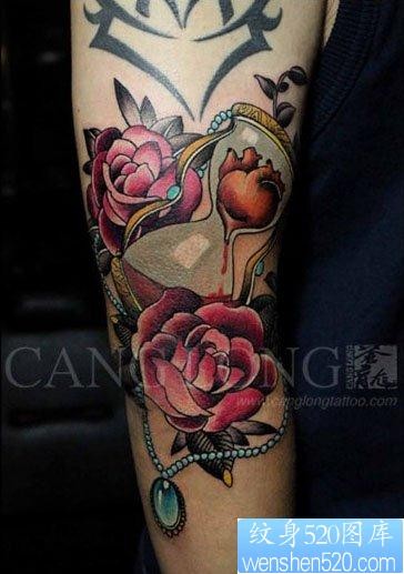 手臂前卫精美的沙漏玫瑰花纹身图片