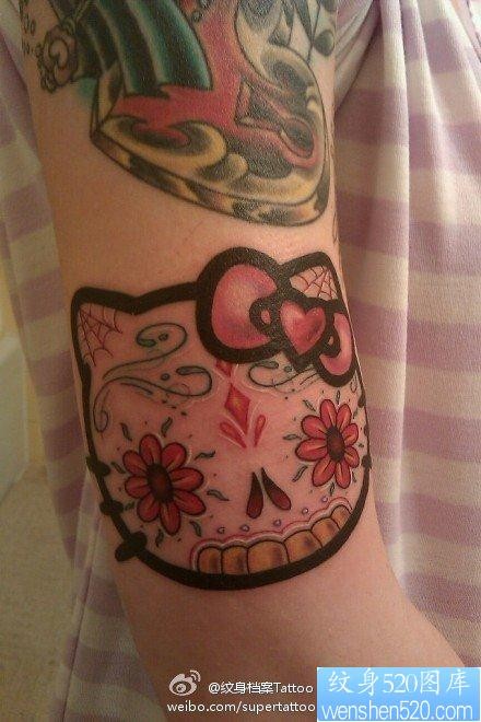 手臂一张前卫精美的欧美猫咪纹身图片