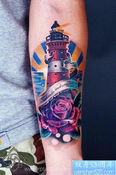 手臂精美前卫的彩色灯塔玫瑰花纹身图片