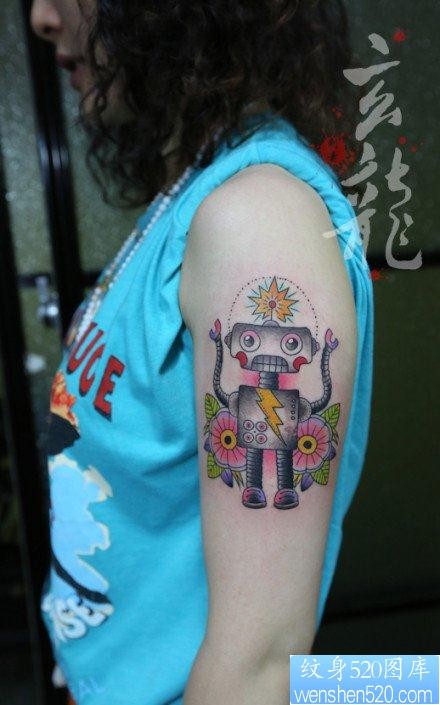 女人手臂可爱前卫的机器人纹身图片