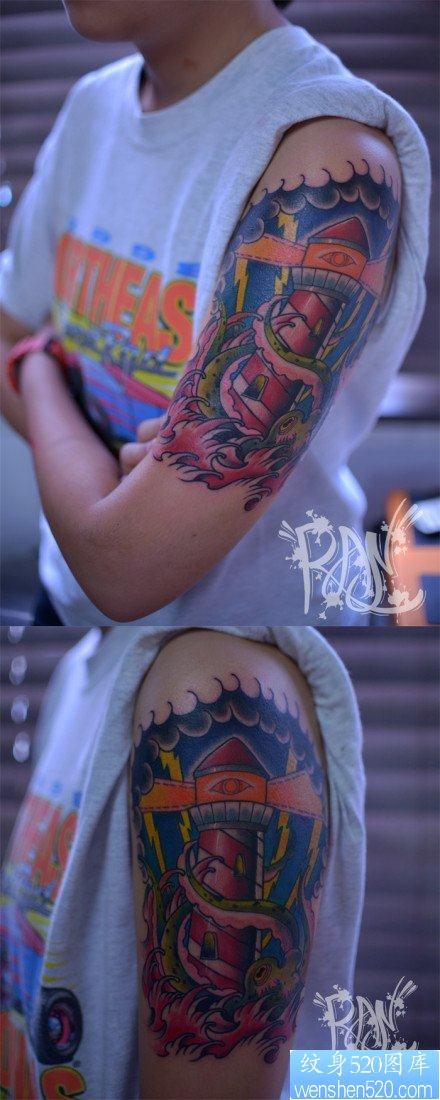 手臂前卫流行的彩色灯塔与章鱼纹身图片