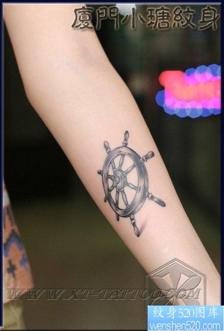 女人手臂一张黑白船舵纹身图片