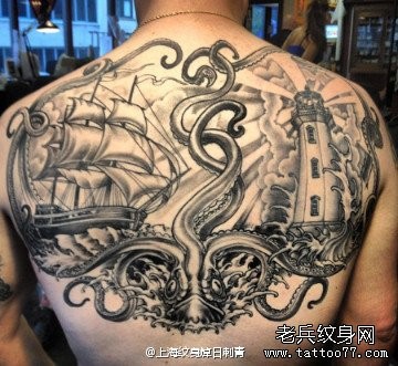 男性后背经典流行的章鱼灯塔帆船纹身图片
