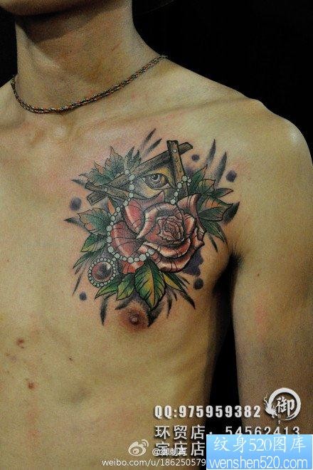 男生胸前前卫流行的全视之眼与玫瑰花纹身图片