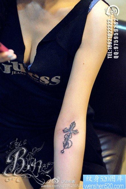 女人手臂一张小巧的十字架纹身图片