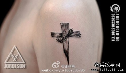 手臂流行小巧的黑白十字架纹身图片