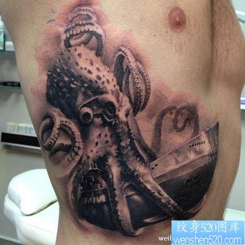 男生侧腰超帅的章鱼与轮船纹身图片