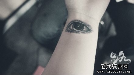 女人手腕前卫小巧的眼睛纹身图片