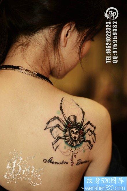 女人肩背前卫很酷的蜘蛛纹身图片