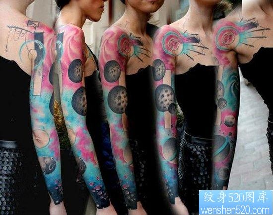 流行很帅的一张星空花臂纹身图片