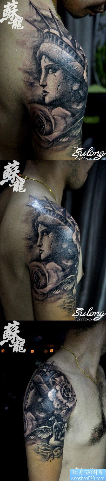 手臂经典的石雕自由女神纹身图片