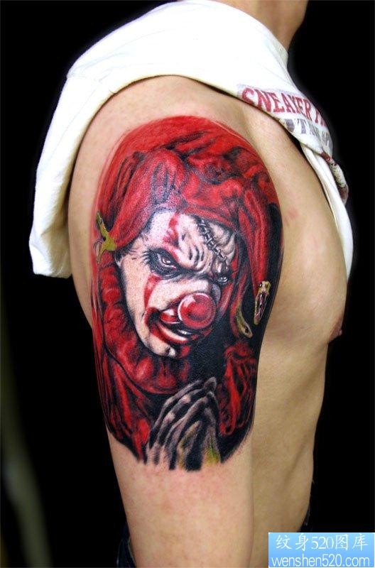 手臂前卫很酷的一张小丑纹身图片