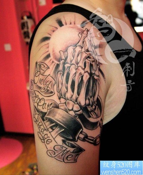 手臂一张很酷帅气的祈祷的骷髅手纹身图片