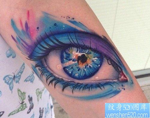 女人手臂漂亮精美的彩色眼睛纹身图片