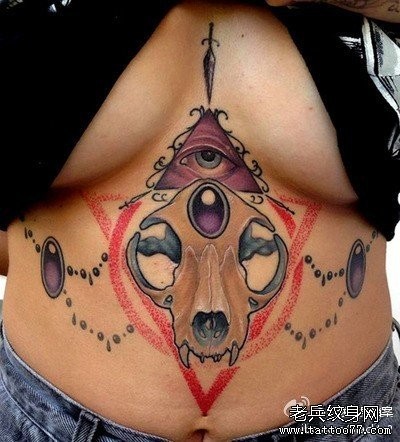 女人腹部前卫流行的全视之眼纹身图片
