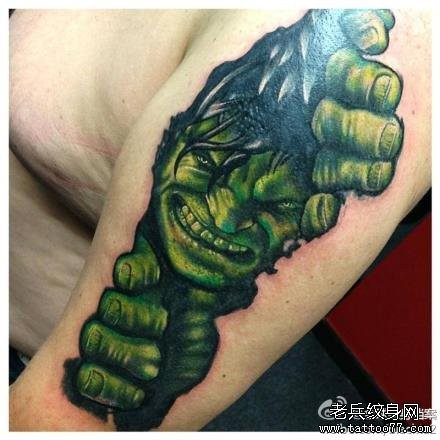 手臂很酷经典的一张绿巨人纹身图片